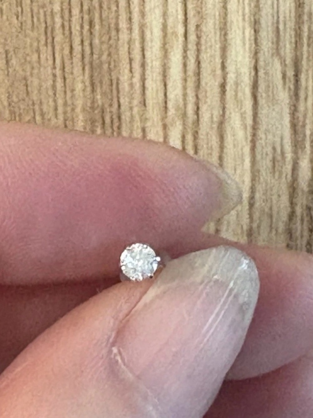 900 Platinum .10 Ct Natural Diamond Pierced earring One Side unisex